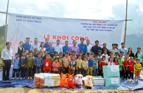Tặng quà cho các em học sinh thôn Khâu Táo